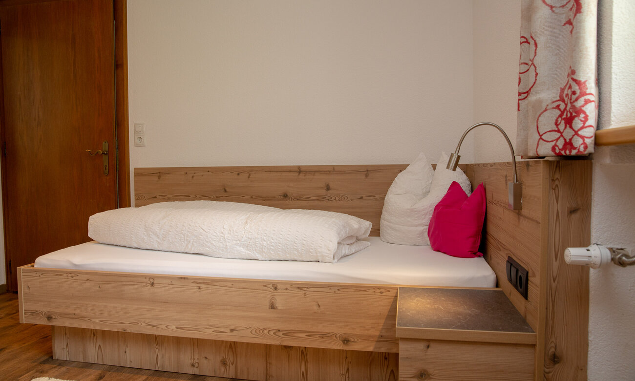 Liebevoll im modernen Tiroler Stil eingerichtetes kleines Zimmer im 2. Stock mit Kabel-TV und&hellip;