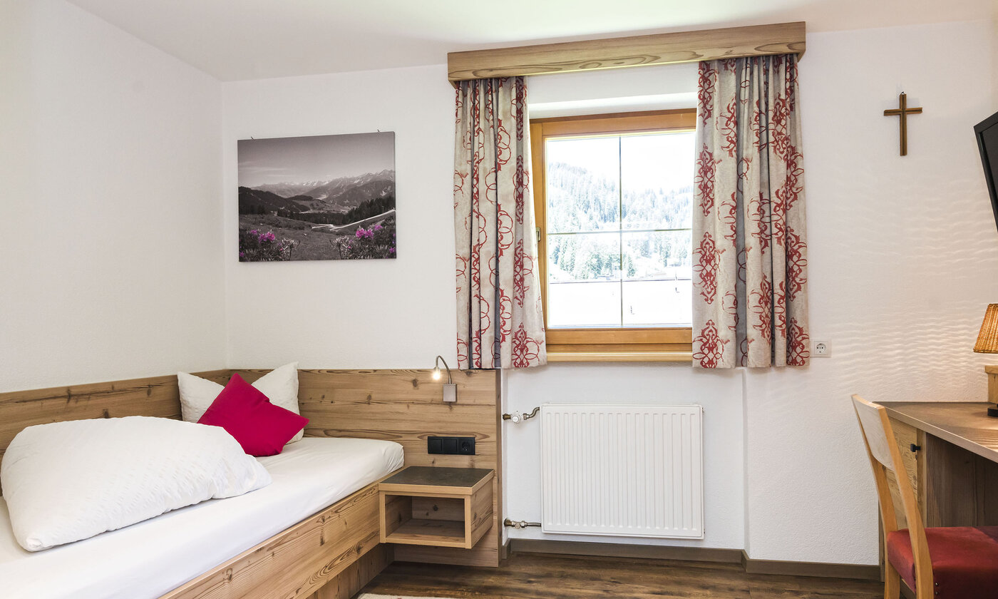 Liebevoll im modernen Tiroler Stil eingerichtetes kleines Zimmer im 2. Stock mit Kabel-TV und&hellip;