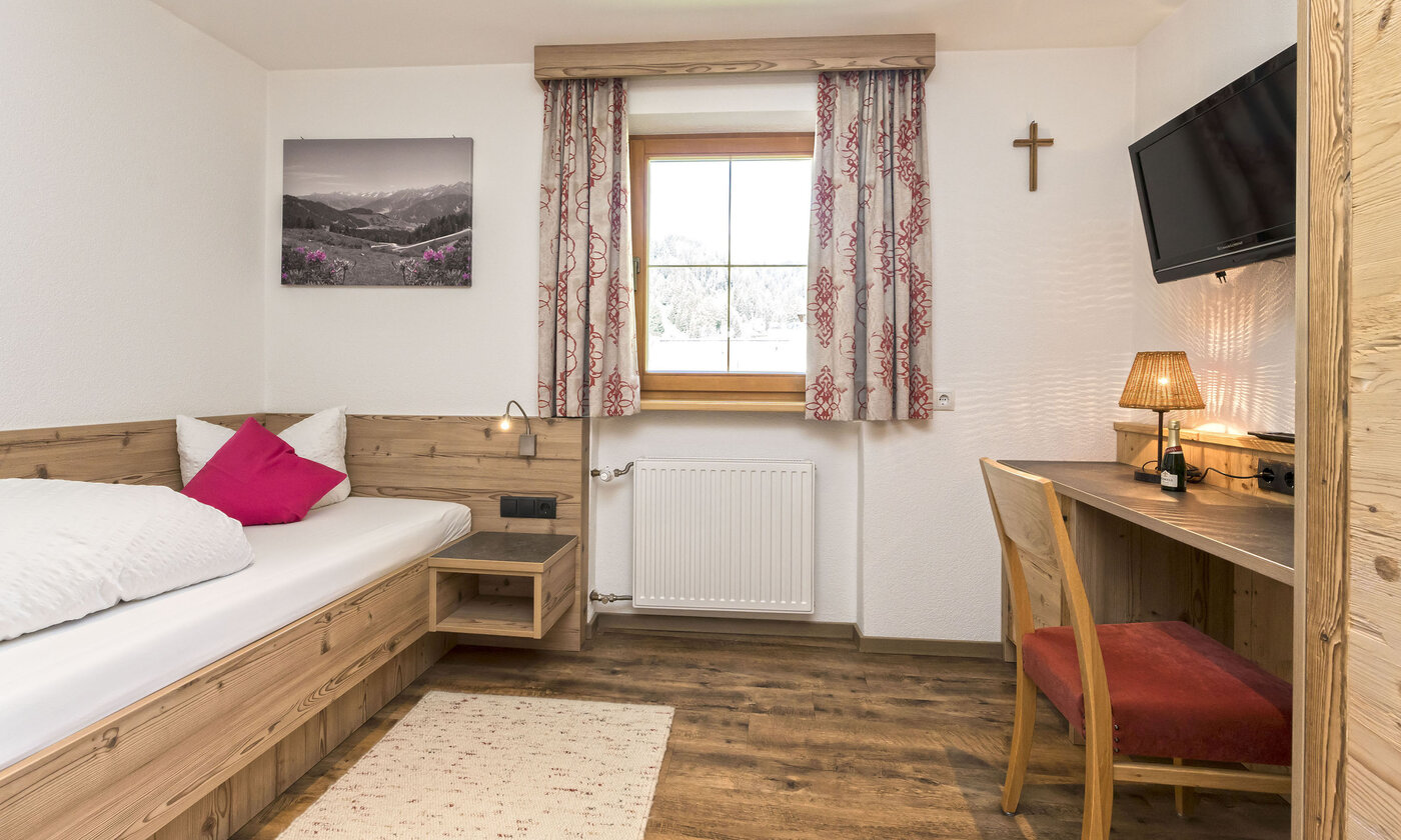 Liebevoll im modernen Tiroler Stil eingerichtetes kleines Zimmer im 2. Stock mit Kabel-TV und&hellip;