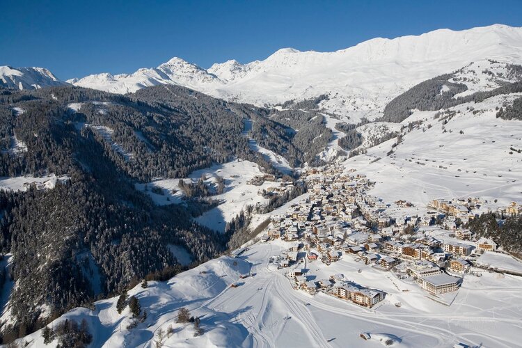 Nur wenige Meter trennen das Apart Alpenrose von den Seilbahnen, die Sie direkt in die Bergwelt von&hellip;