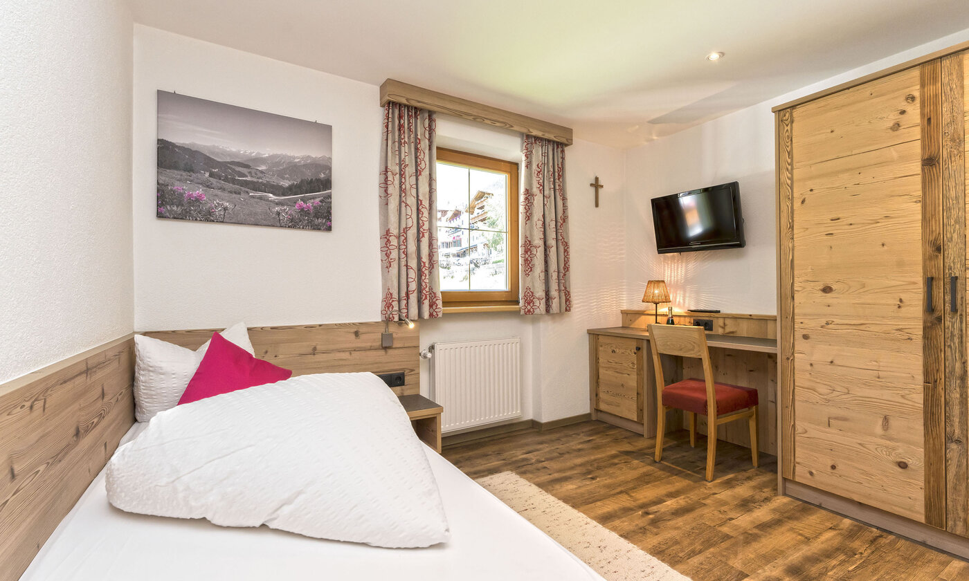 Liebevoll im modernen Tiroler Stil eingerichtetes kleines Zimmer im 2. Stock mit Kabel-TV und&hellip;