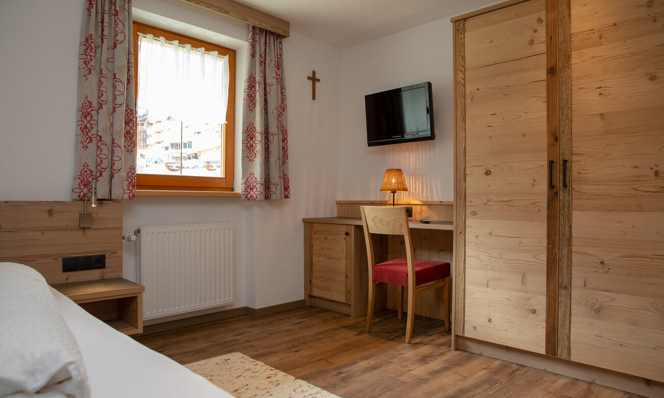 Liebevoll im modernen Tiroler Stil eingerichtetes kleines Zimmer im 2. Stock mit Kabel-TV und&hellip;