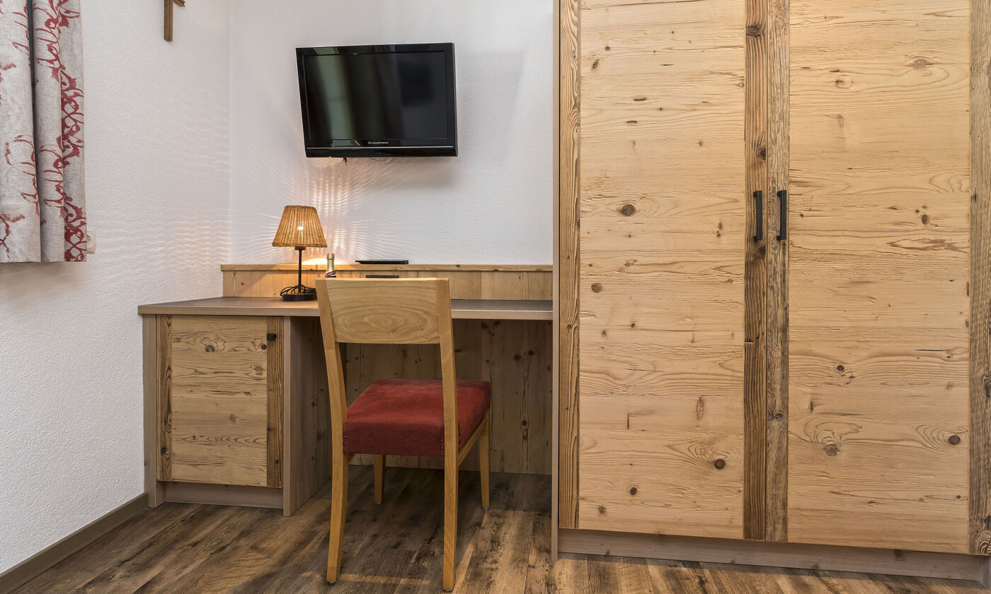 Liebevoll im modernen Tiroler Stil eingerichtetes kleines Zimmer im 2. Stock mit Kabel-TV und&hellip;