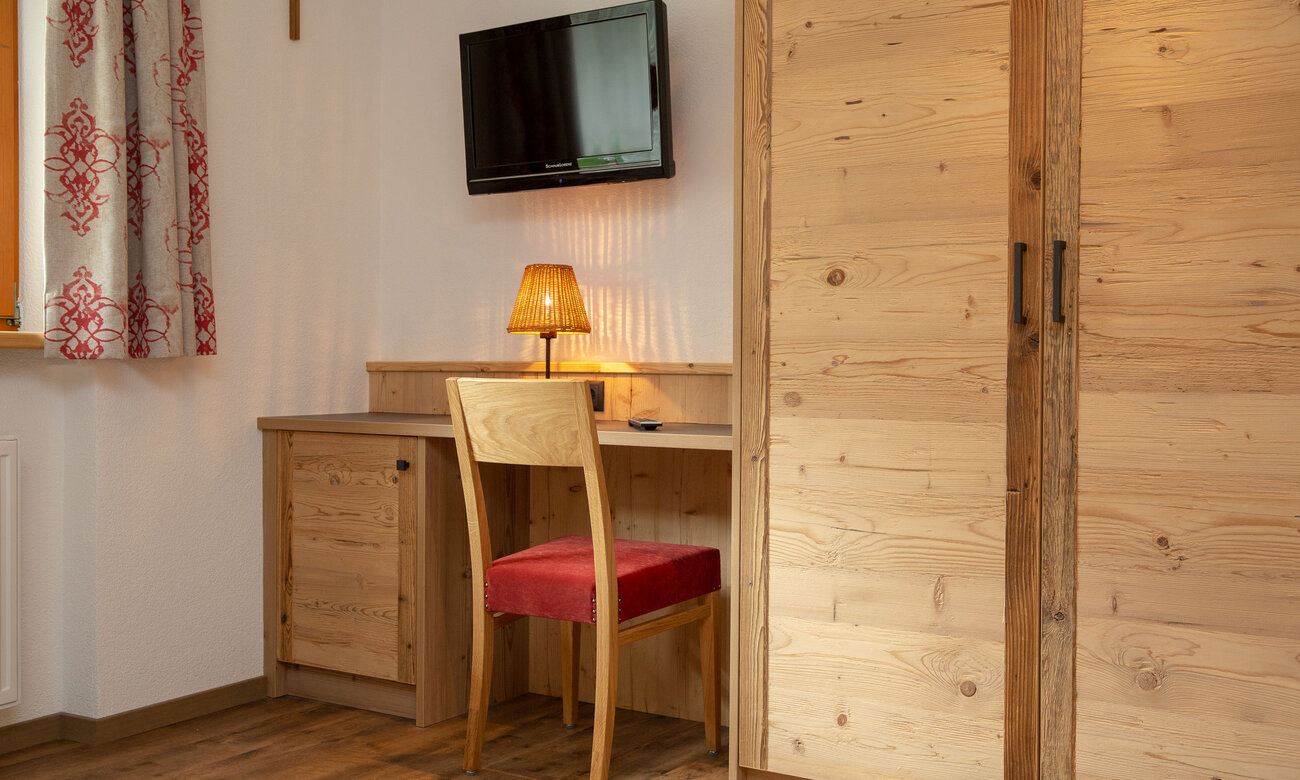 Liebevoll im modernen Tiroler Stil eingerichtetes kleines Zimmer im 2. Stock mit Kabel-TV und&hellip;