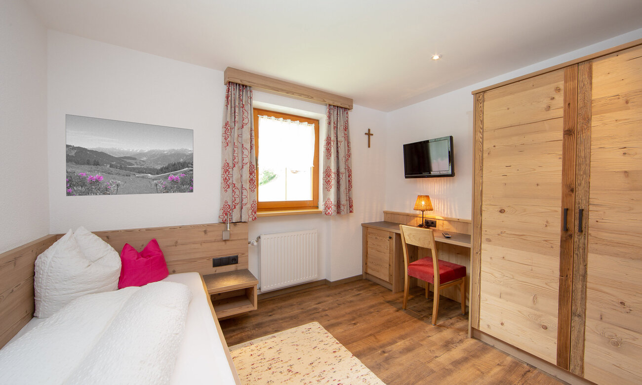 Liebevoll im modernen Tiroler Stil eingerichtetes kleines Zimmer im 2. Stock mit Kabel-TV und&hellip;